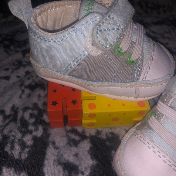 Newborn Tennis Shoes w/ Velcro - Picture 2 of 4